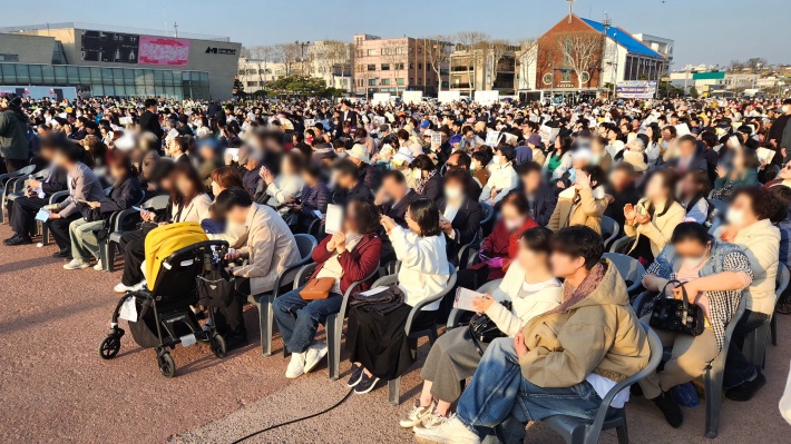 화성행궁 광장을 꽉 채운 수천 명의 시민과 성도들이 질서 정연하게 앉아 공연을 즐기고 있다.