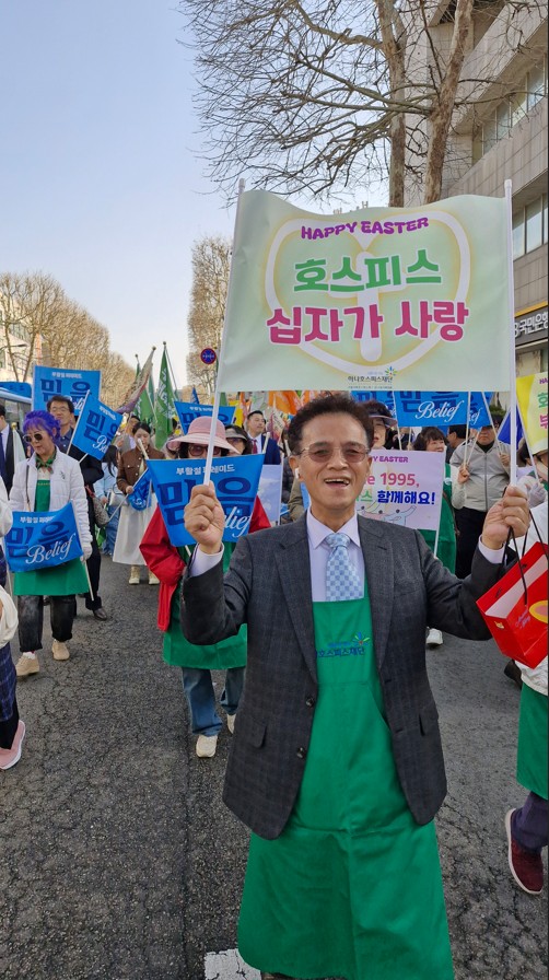 시민들과 소통하며 행진하는 자원봉사자들