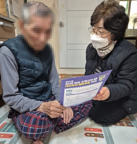 팔달구보건소 방문간호사가 수원시 어르신 대상포진 무료 예바접종에 대해 안내하고 있다.