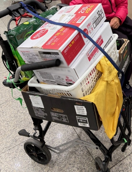 관내 어르신이 기부받은 햇반과 라면 김을 받았다