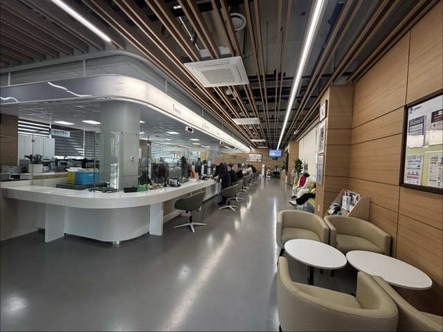 각종 행정 업무를 처리할 수 있는 2층 민원실