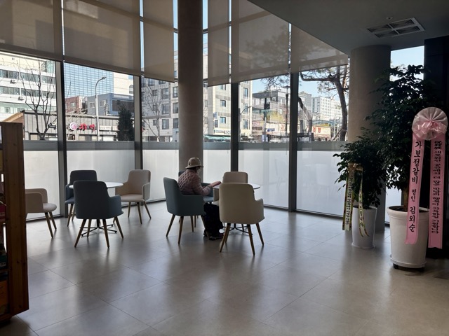 주민들이 잠시 쉬어갈 수 있는 휴게 공간