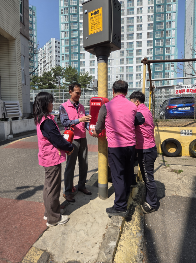 소화기 설치하고있다.