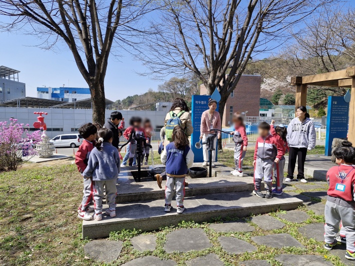 작두펌프 손잡이를 오르내릴 때마다 물이 나오자, 신기하다는 환호성이 터져 나왔다.