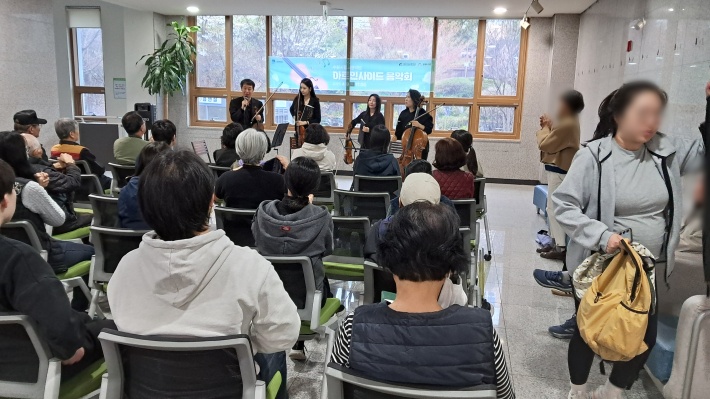 수석주자가 음악회를 열게 된 동기를 설명하고 있다