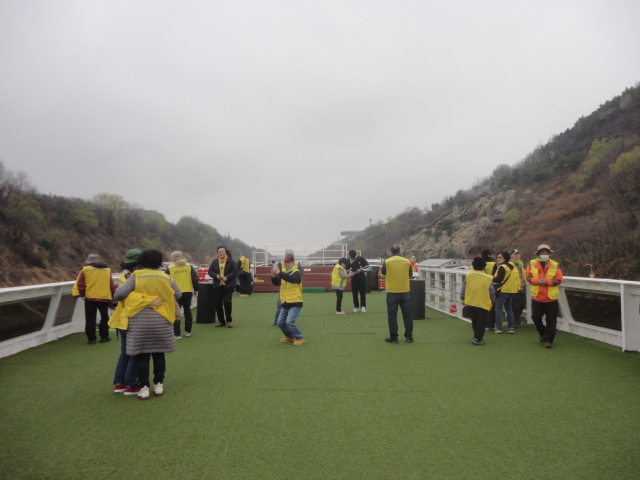 3층 선상에서 한강을 배경으로 기념사진찍는 유람객들