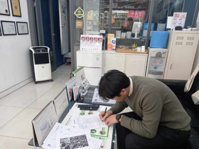 사업장 점검표를 작성하고 있다