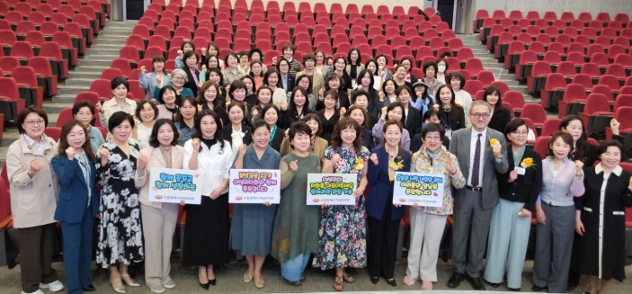 입학식 직후, 입학생과 졸업생 선배들이 함께 '파이팅'을 외치며 새 출발을 기념하는 단체 사진을 찍었다.