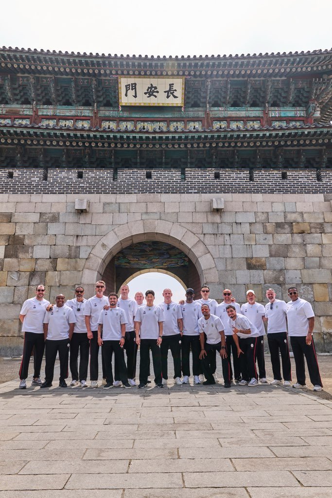 사진1)오지에프씨(OGFC) 선수들이 19일 장안문 앞에서 기념촬영을 하고 있다. 사진제공=슛포러브    