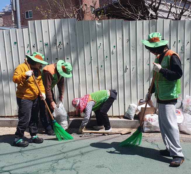 빗물받이 정비중인 수원시지역자율방재단
