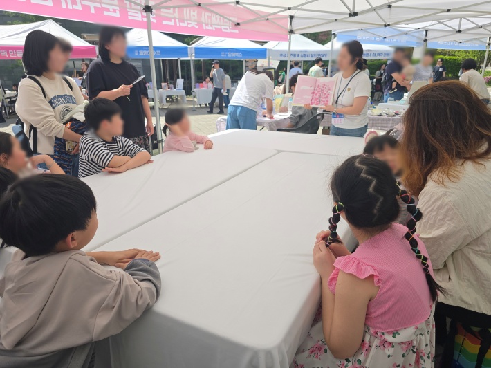 아이들이 체험 부스에서 직접 활동에 참여하며 즐거운 시간을 보내고 있다.