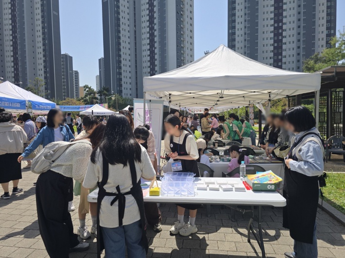 시민들이 다양한 체험 부스에 참여하며 활기찬 축제 분위기를 즐기고 있다.