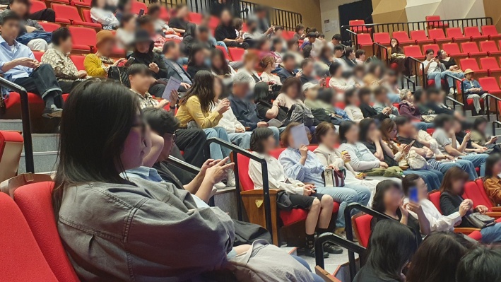 공연이 한창인 가운데 관람객들이 휴대폰을 들어 무대를 촬영하며 뜨거운 호응을 보내고 있다.
