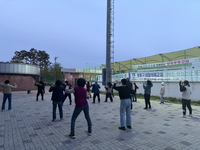 사진)'달빛 운동교실' 프로그램해 참여한 시민들이 운동을 하고 있다.    