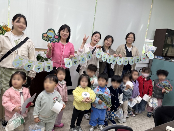 시립평동어린이집 원아들이 우유팩 수거·전달식에 참여한 뒤 기념촬영을 하고 있다.