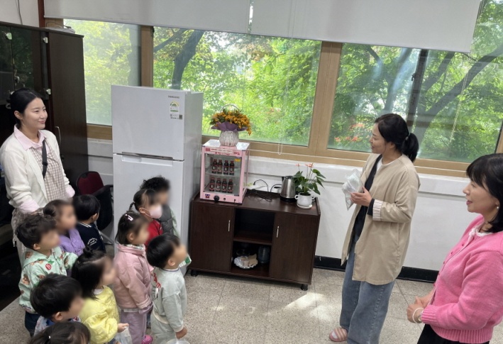 시립평동어린이집과 함께한 우유팩 수거·전달식을 통해 어린이 대상 자원순환 실천 교육을 진행했다.