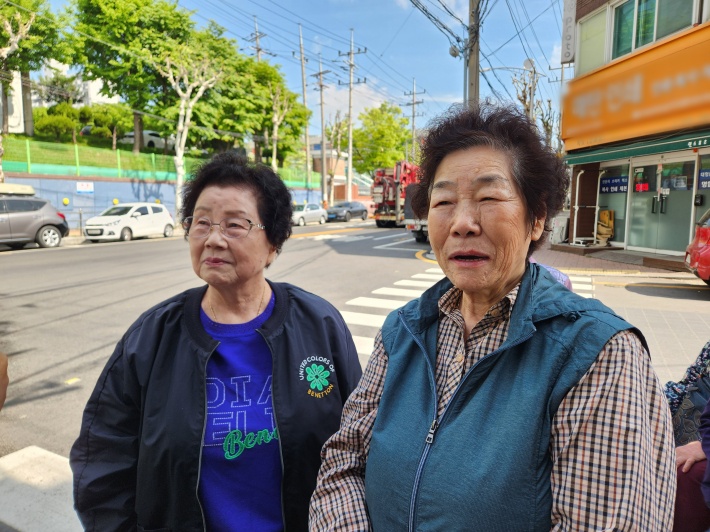 공유냉장고를 이용하는 지역 어르신들.