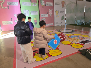 어린이 관람객들이 ‘요괴가 우글대는 왁자지껄 지옥탈출 호랭떡집 주사위 놀이판’ 체험에 참여하고 있다.