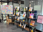 사진)매여울도서관 1층 로비에서 ‘희(기쁨)’를 주제로 ‘감정을 담은 그림책’ 을 전시하고 있다.    