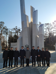 수원 소재 보훈공단 산하 4개 기관 기관장 및 간부진들이 수원 현충탑을 참배한 뒤 기념촬영을 하고 있다.