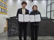 수원시‧마린크루 수원센터 관계자가 협약식 후 기념촬영을 하고 있다.     