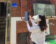 건물번호판 조사를 하고있는 모습