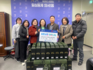 전달식 사진을 찍고 있다.