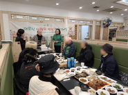 수원 이교수 한정식 식당에서 어르신들의 생일을 축하하고 있다. 