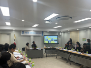 2026년 1월 정기회의를 진행하는 모습