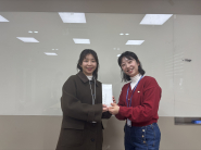 성금을 전달하는 수원장안경찰서 조양진 경사(우), 성금을 전달 받는 수원아동보호전문기관 김수현 팀장(좌)