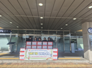 수원시어린이집연합회 가정분과 권선지회에서 곡선동 취약계층에 후원물품(라면)을 전달하고 있다.