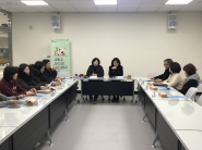 한수옥 위원장, 김영희 망포1동장이 참석한 가운데 1월 월례회의를 개최하고 있는 사진