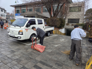 행궁동 직원들이 환경정비를 하고 있다. 
