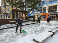 영통중심상가에서 제설작업을 하는 영통3동 행정복지센터 직원들의 모습
