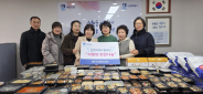 손맛1004봉사단(단장 이광자)에서 정성 가득한 반찬을 만들어 후원하고 기념사진을 촬영하였다.
