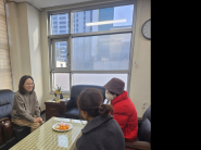 아동의 조모와 후원 관련 간담회를 하고 있다.