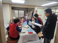 매탄1동에서 경로당을 방문하여 한파쉼터 어르신 안부확인을 하며 수원새빛생활비패키지에 대해 설명하고 있다