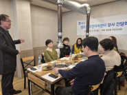 입북동 주민자치회장, 입북동장, 강사 등 관계자들이 모여 프로그램 운영 관련 의견을 나누고 있다.