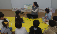 그림책을 읽어 주고 있는 전애희 강사