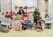 정자2동이 시립푸르지오브리시엘어린이집에서 라면을 전달받고 있다.