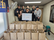 곡선동지역사회보장협의체에서 떡국 나눔행사하는 사진입니다.