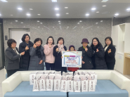 반찬 나눔 전달식 후 기념사진을 촬영하고 있다.