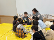 다양한 돌을 만지며 탐색 놀이에 참여하는 아이들 모습