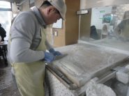 밀가루 반죽을 엷게늘려 몇겹으로 접어 칼로 썰어 칼국수를만든다