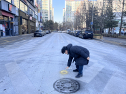지적기준점 도색작업중인 사진