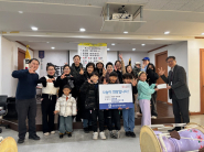 세류3동 주민자치프로그램 ‘어린이장구반’이 세류3동 행정복지센터에 성금 40만원을 기부하고 기념 촬영을 하고 있다.