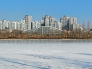 일월 호수 위에 일월수목원 ‘전시 온실’과 아파트, 파란 하늘이 어울리는 진풍경은 아름답다.