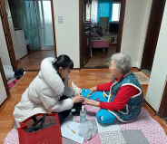 인계동 간호직 직원이 독거 어르신의 건강상태를 확인하고 있다.