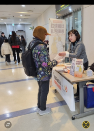 아주대학교병원 웰빙센터에서 치매안심센터 홍보부스를 운영하고 있다.
