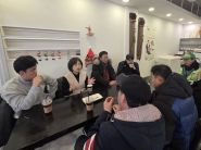 팔달구 매교동 행정복지센터와 (주)거봉산업관계자들이 간담회를 진행하고 있다